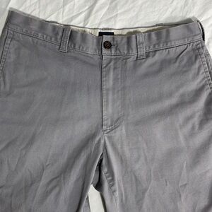 J. Crew mens grey basic flat front 8.5" inseam chino shorts - size 32